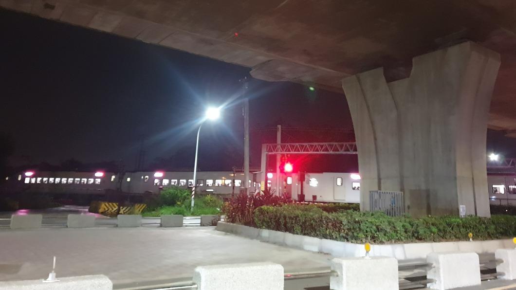 列車誤點又毀損。(圖/翻攝自崁頂鄉親交流園地)