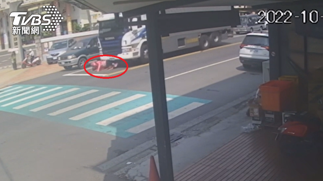 大貨車因有死角將祖孫捲下車底。（圖／TVBS）