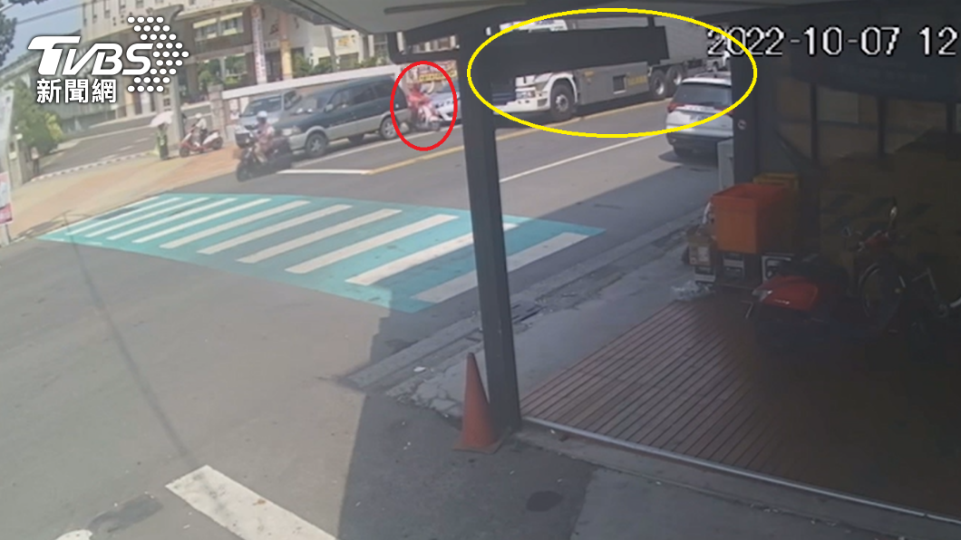 阿嬤騎車鑽出。(圖/TVBS)
