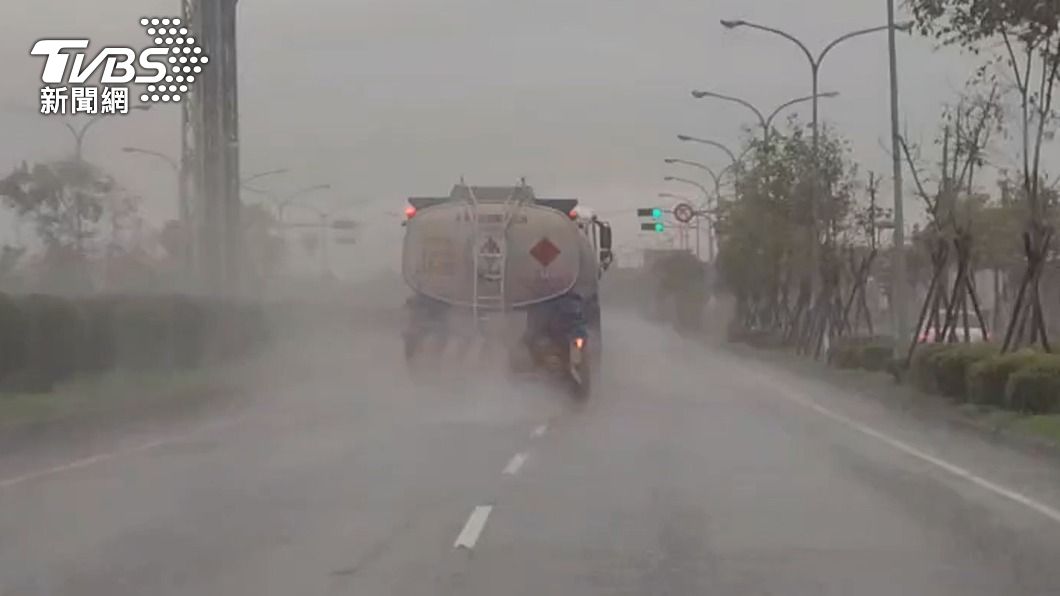宜蘭地區已出現局部超大豪雨。(圖/TVBS)