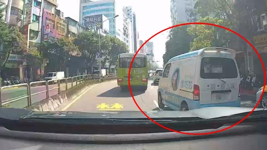 方向車才剛亮起,巧芯號便立即變換車道。(圖/Facebook翻轉台灣交通違規交流平台)