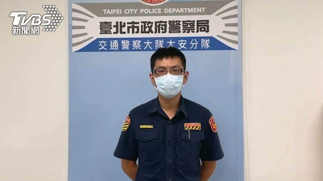 大安交通分隊長吳庭有說明收到民眾檢舉後已依法開罰。(圖/TVBS)