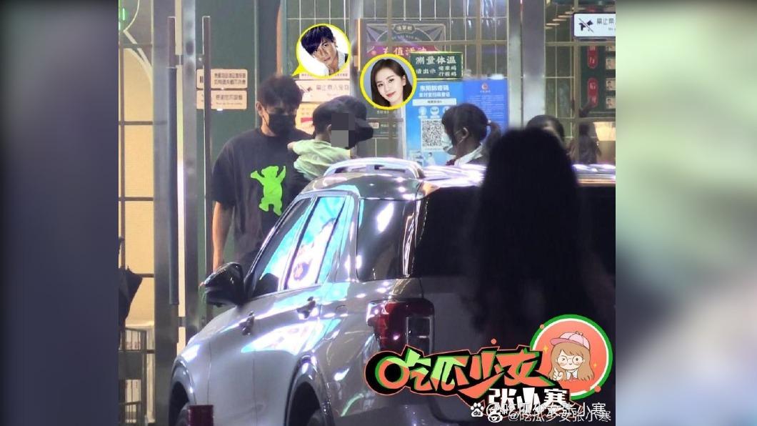 有酸民怒轟吳奇隆作為男生為何不幫忙抱一下小孩。（圖／翻攝自微博）