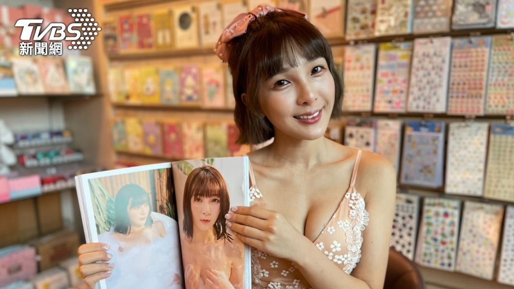 林可翻出最愛的一組照片。(圖/謝佩樺攝)