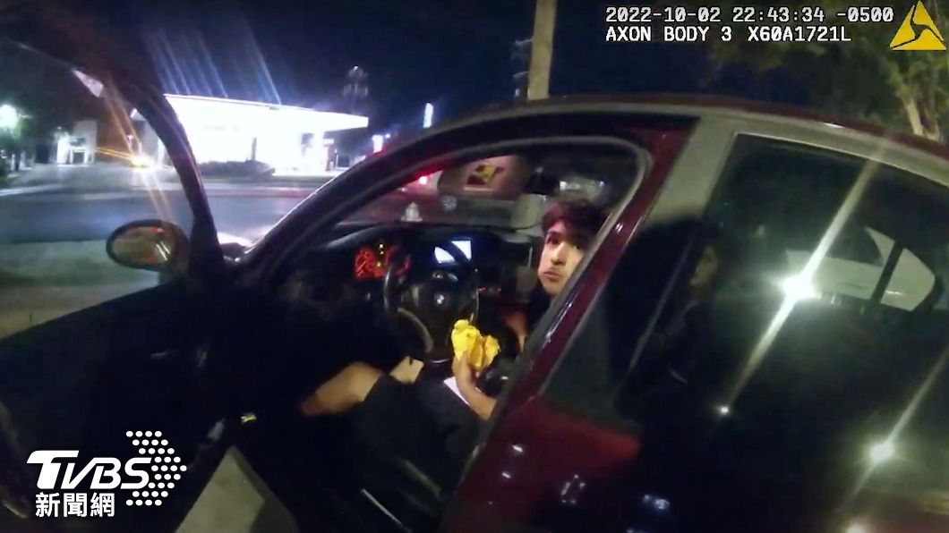 車內吃漢堡也不行？美青年被誤認罪犯　差點遭開槍射殺