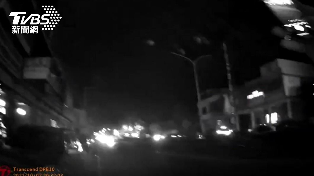 員警密錄器也拍下,中間路燈沒亮。(圖/TVBS)