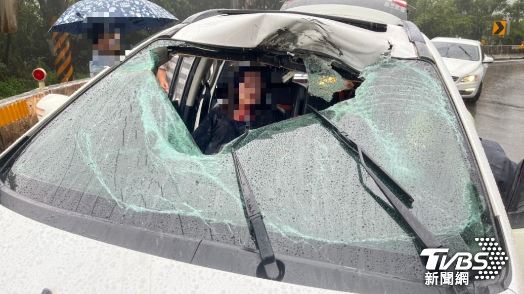 蘇花公路巨石崩落!當場砸車「女頭部濺血」4人送醫