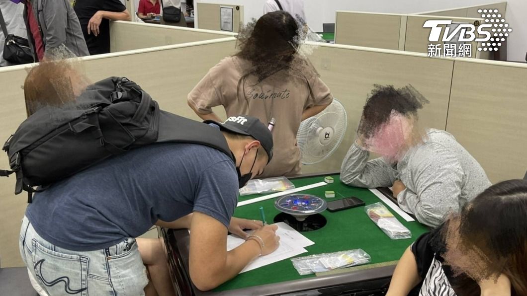 假下棋真賭博!9桌36人當場被逮 負責人是21歲嫩妹