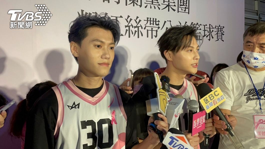 2人在受訪時,表情相當嚴肅。(圖/謝佩樺攝)