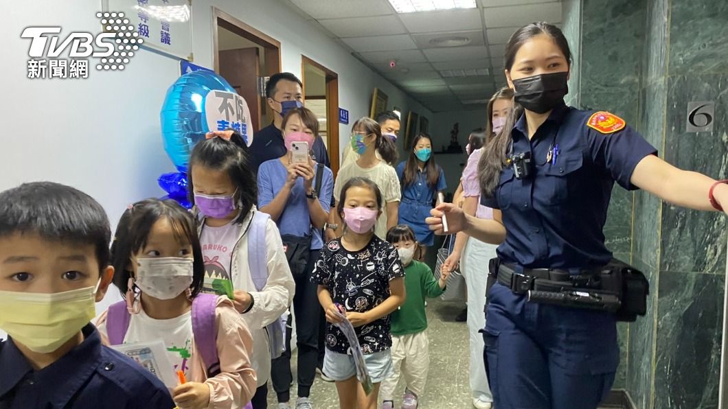 女警帶孩童闖關。（圖／TVBS）