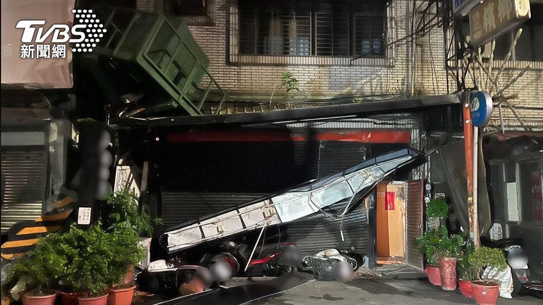 店家鐵捲門、招牌以及電塔毀損。(圖/TVBS)