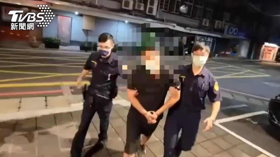 警方帶回涉案的吳姓男子。（圖／TVBS）