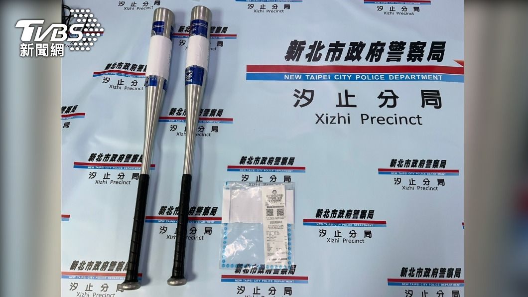 警方查獲球棒、發票。（圖／TVBS）