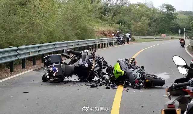 兩輛機車毀損得相當嚴重。(圖/翻攝自微博)
