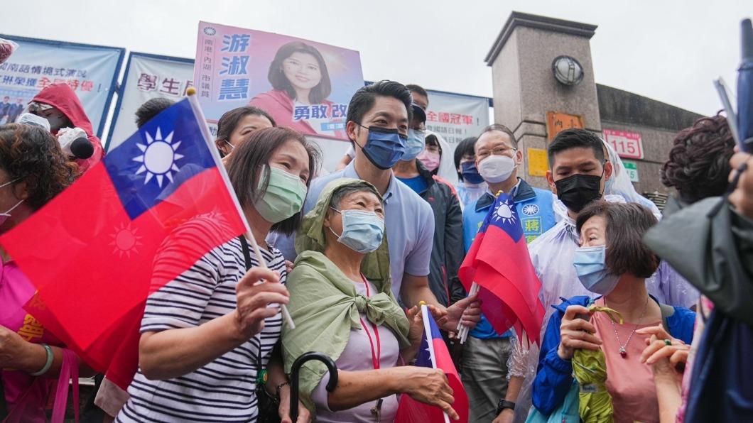 國民黨台北市長參選人蔣萬安今上午陪同國民黨台北市議員游淑慧赴東湖市場掃街。(圖/蔣萬安辦公室提供)