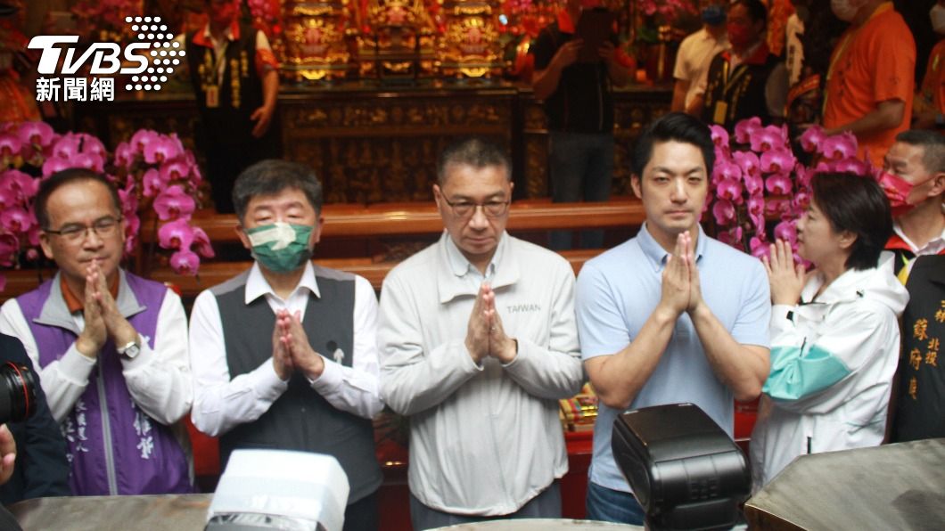 包含台北市長參選人蘇煥智(左起)與陳時中、內政部長徐國勇、台北市長參選人蔣萬安與黃珊珊,上午均出席台北葫蘆寺建廟75週年九聖關渡宮會香大典活動。(圖/方炳超攝)