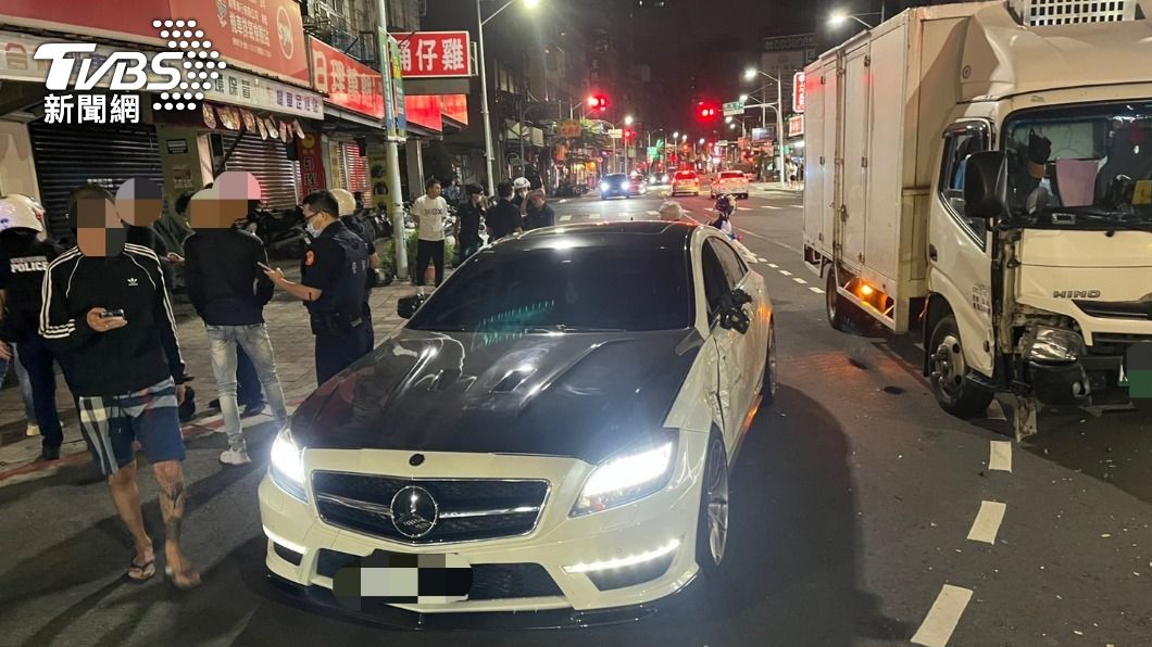賓士車、貨車路口擦撞！豬隊友到場卻揮拳毆人　下場慘了