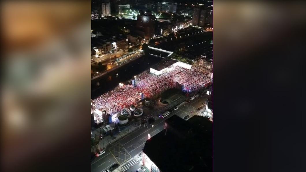 國民黨主席朱立倫說,昨日張善政競選總部造勢,空拍機拍到,實實在在超過2.5萬人。(圖/張善政競辦提供)