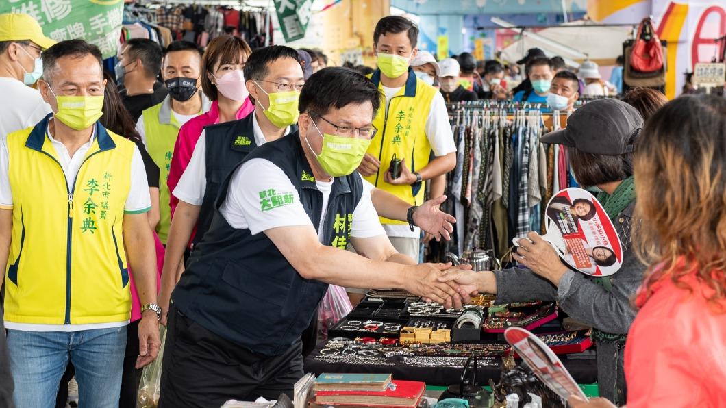 民進黨新北市長參選人林佳龍前往三重區市場掃街拜票。(圖/林佳龍競選辦公室提供)
