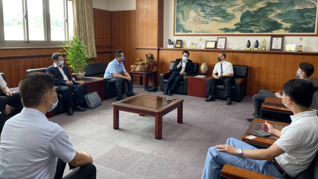 刑事局副局長邱紹洲到苗栗縣刑大研商具體查賄作法。(圖/TVBS)