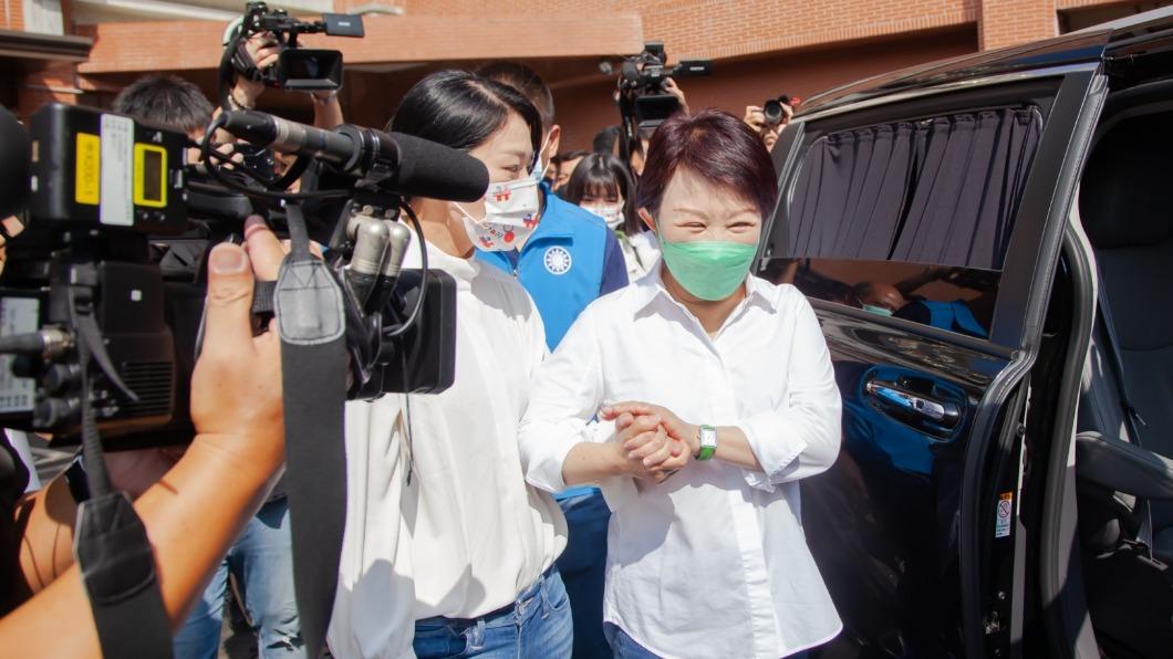跨區藍白合?盧秀燕「緊牽」高虹安:相信她的專業