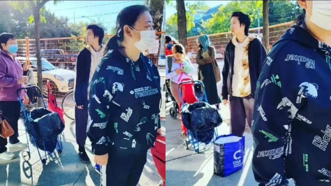 吳卓林在加拿大街頭排隊等領食物。(圖/翻攝自扒爹微博)
