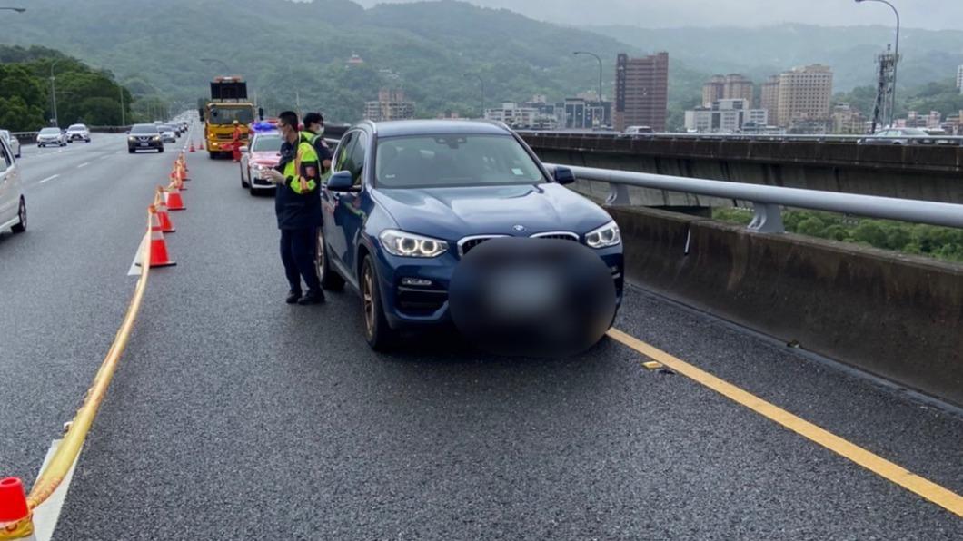 警方在國道3號內側車道發現男子的座車。（圖／TVBS）