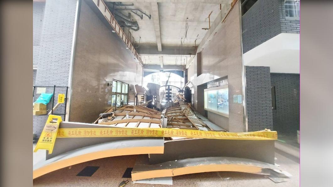 社區天花板整片崩落，幸未砸到住戶。（圖／TVBS）
