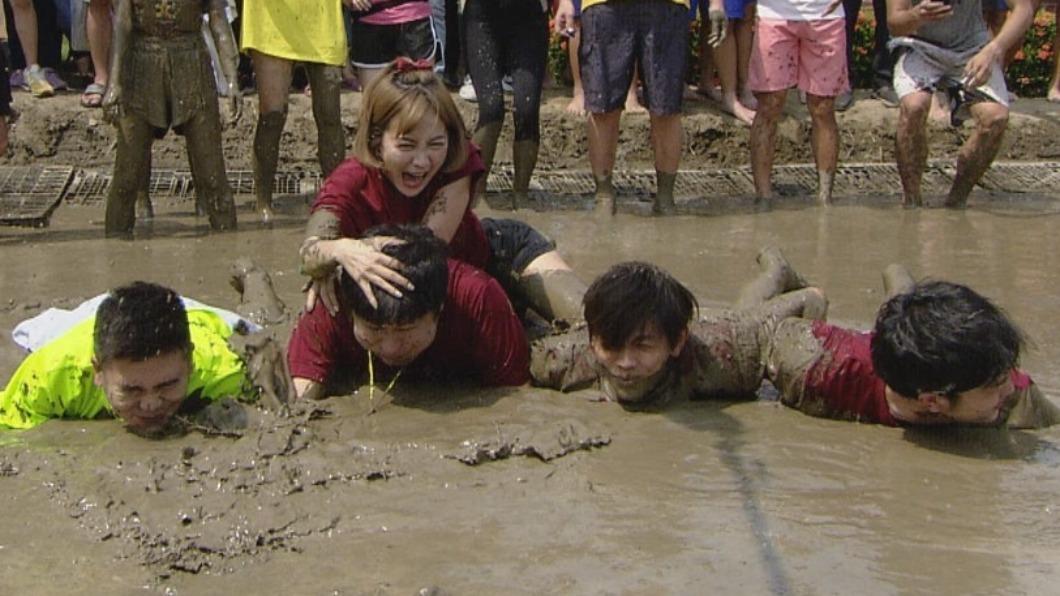女星為過關「強壓胡瓜頭」滿身泥 他氣喊:遊戲誰想的