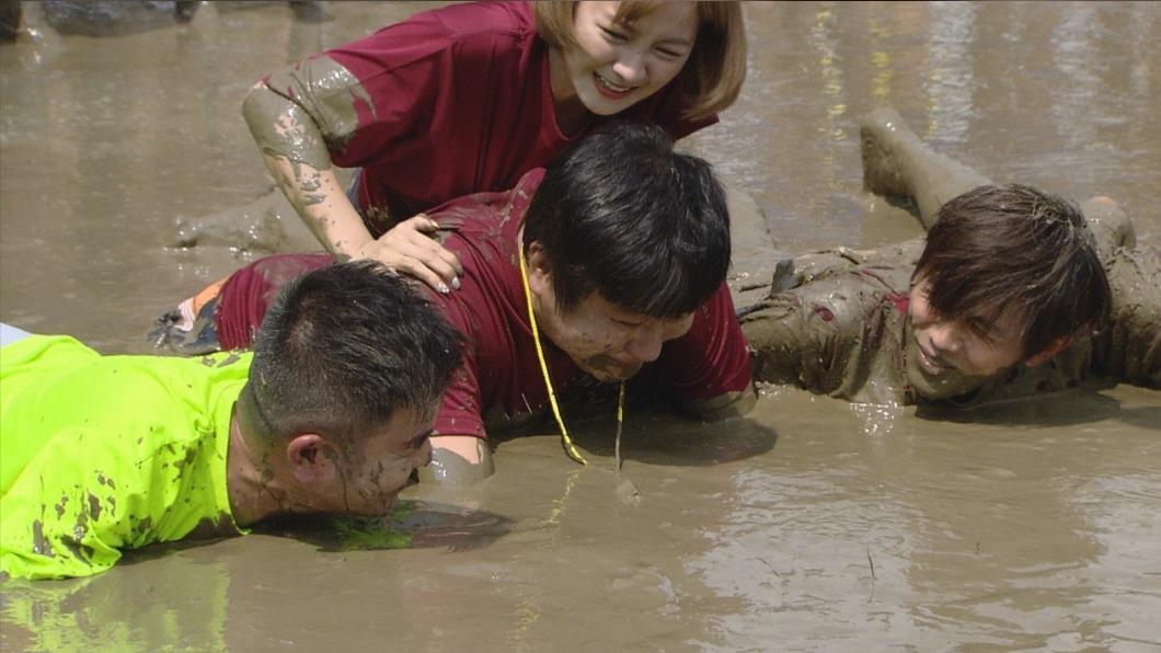 胡瓜(左2前)玩遊戲快撐不住了。(圖/民視提供)
