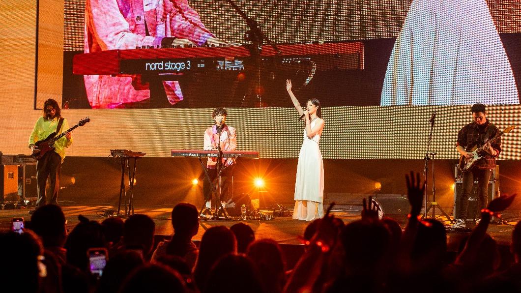 千千(右2)擔任宇宙人的嘉賓。(圖/相信音樂提供)