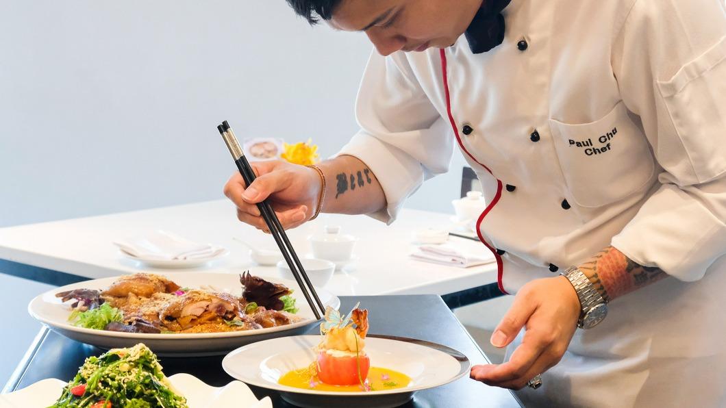 資深主廚朱昱瑋揮灑精湛手藝。(圖/台北六福萬怡酒店提供)