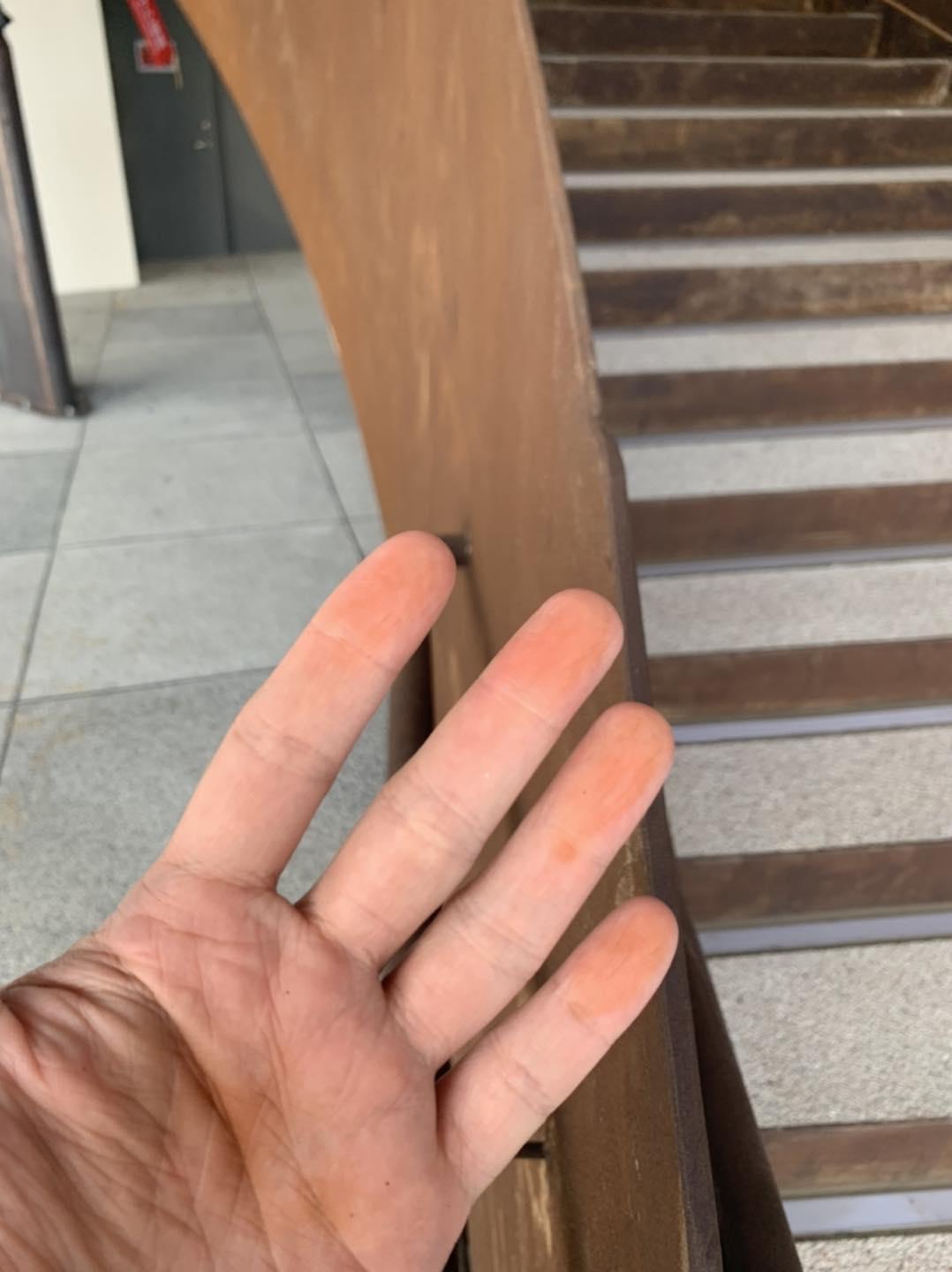 新竹棒球場整修逾2個月,樓梯扶手一摸仍沾滿繡粉。(圖/翻攝自人渣文本臉書)
