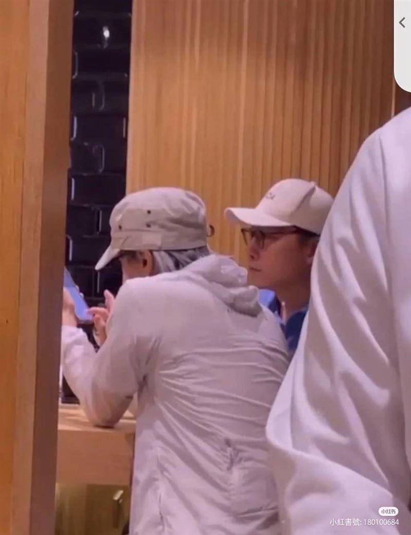 60歲周星馳在日料店被捕捉,背影看上去有些落寞孤單。(圖/翻攝自小紅書)