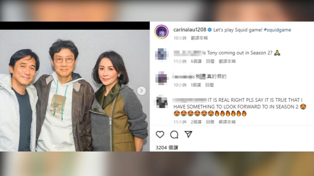 夫妻倆分別站在黃東赫兩側。(圖/翻攝自carinalau1208 IG)