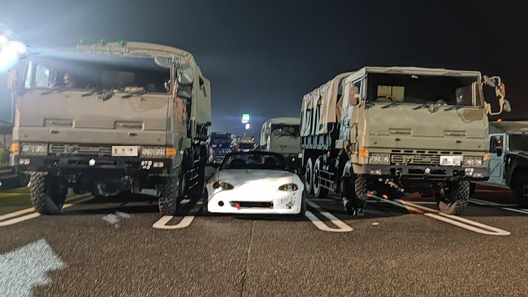 拍電影？超商臨停「遭軍用車2面夾擊」網笑：世上最安全