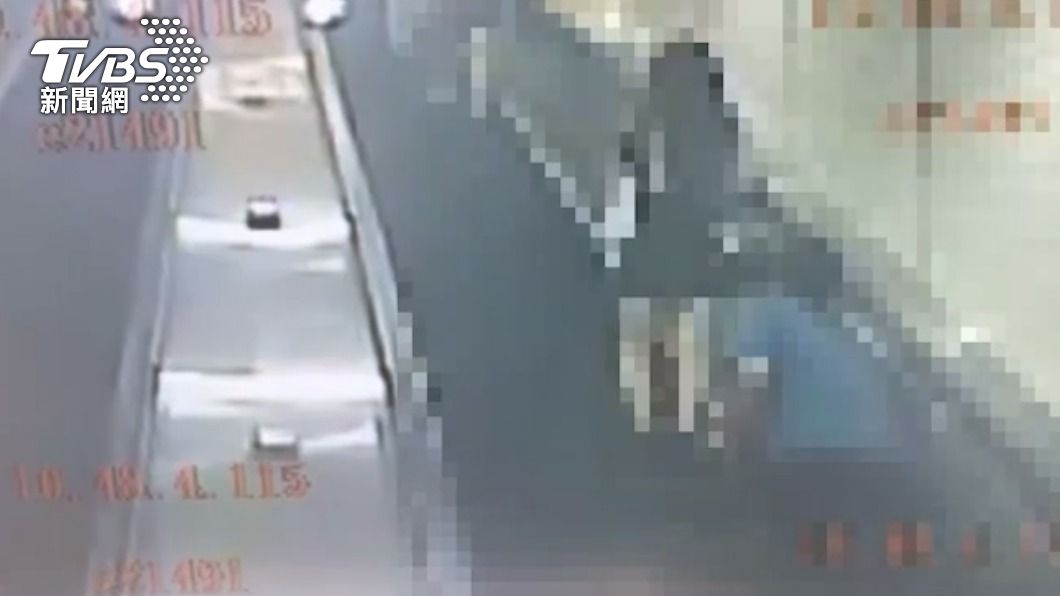 尾隨女乘客搭電扶梯偷拍裙底 男遭警逮辯「彎腰撿錢」