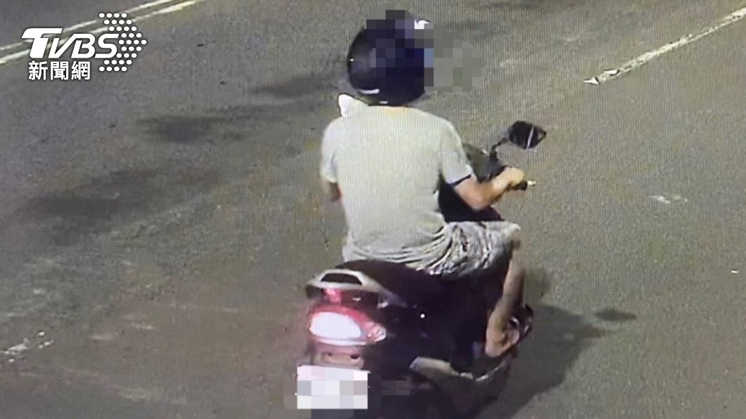 男子偷拍後騎機車逃逸。（圖／TVBS）