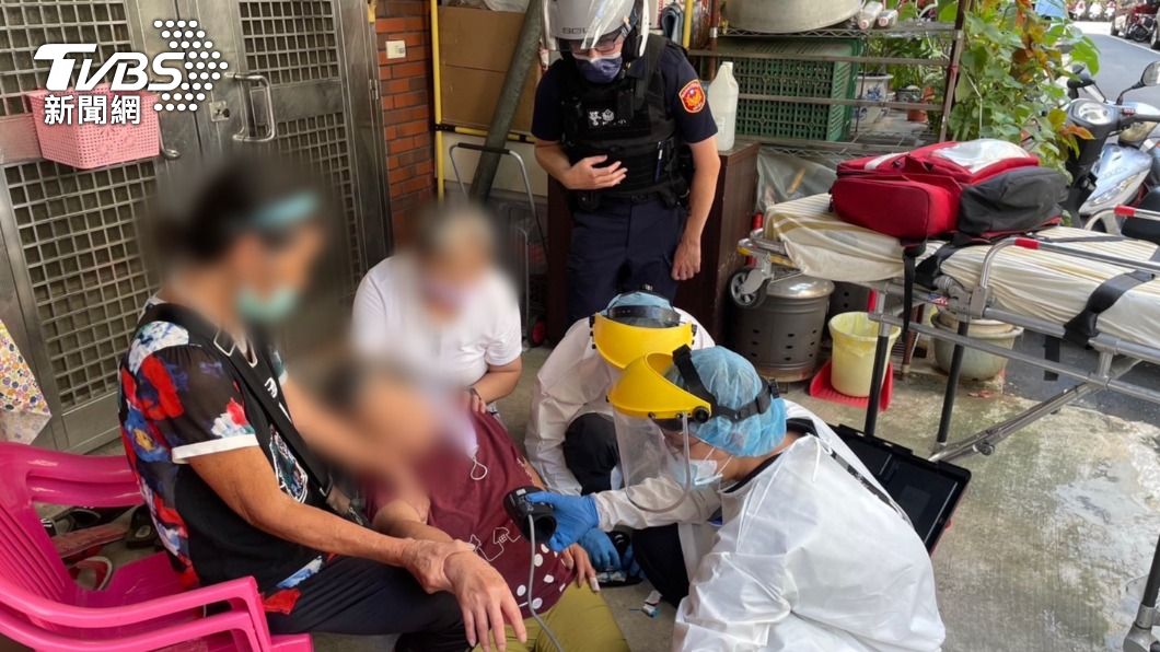 不可以睡!7旬婦外出突昏倒路邊 警即刻救援助送醫搶命