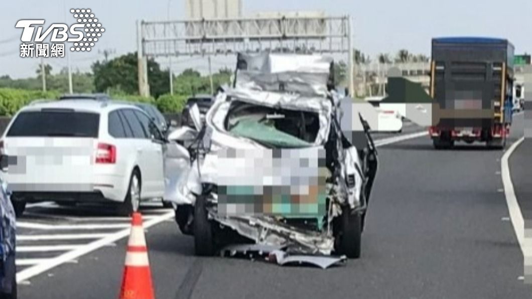 中山高追撞！貨車撞爆廂型車屁股　乘客一度受困、車流堵