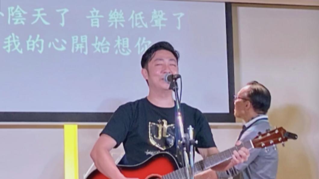 王瞳分享艾成深情唱的照片。(圖/翻攝自王瞳臉書)