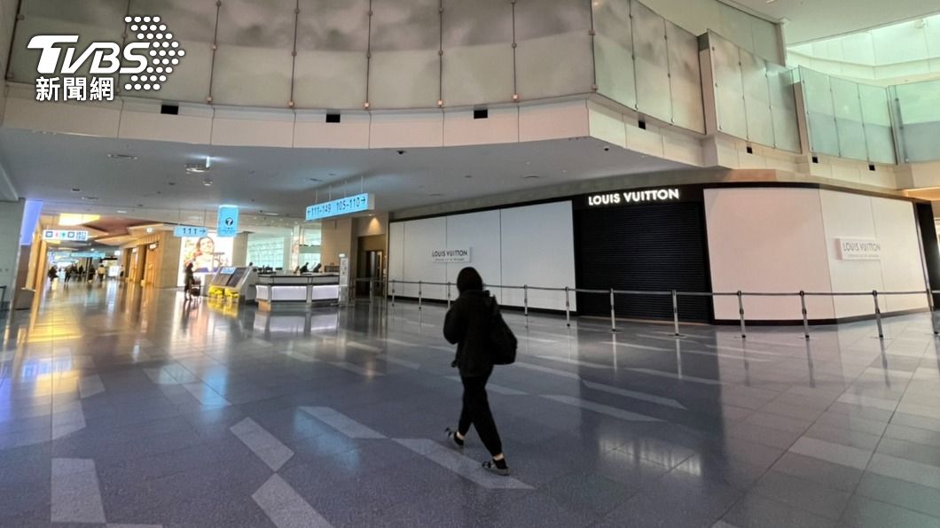 日本成田機場空蕩蕩，精品店也未營業。（圖／許依晨攝）