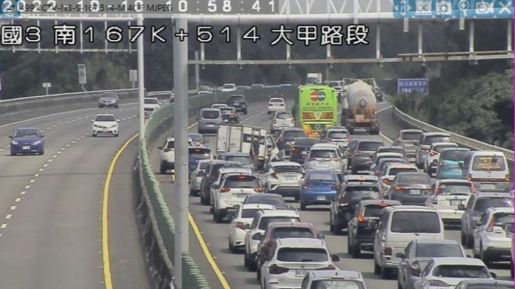 國3北向167.2公里發生1小貨車與2小客車追撞事故占中外車道。(圖/高公局提供)