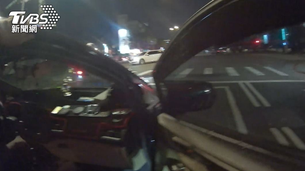 心好累!車輛拋錨手機又沒電 男駕駛卡路中巧遇警速救援