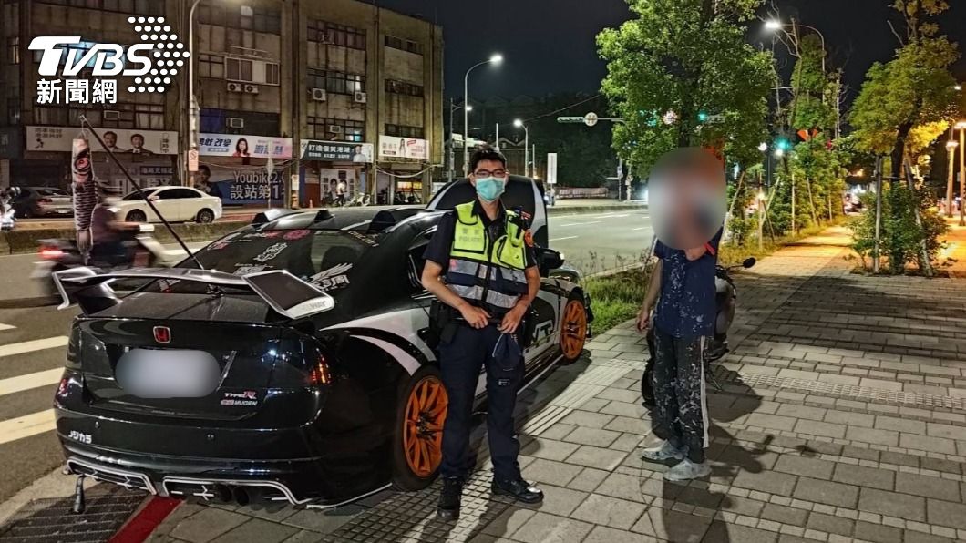警方成功將車輛推到路邊。(圖/TVBS)