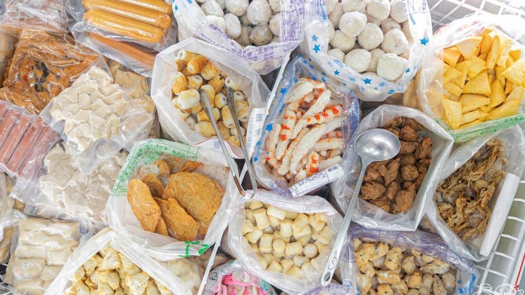 這裡賣的火鍋料琳瑯滿目。(圖/柚香魚子醬的蹦蹦跳跳提供)