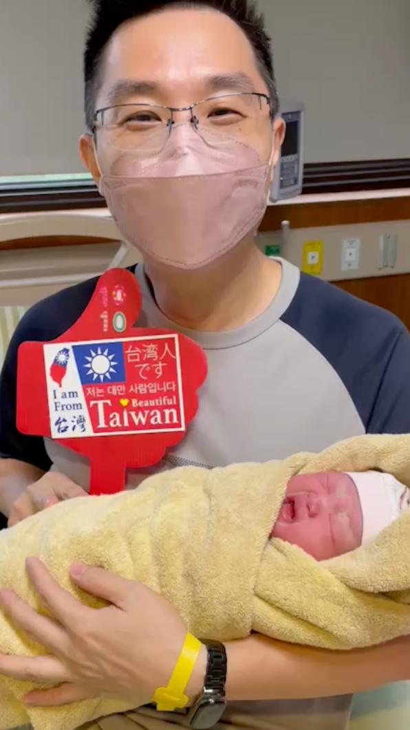 爸爸喜迎國慶寶寶。（圖／長庚醫院提供）