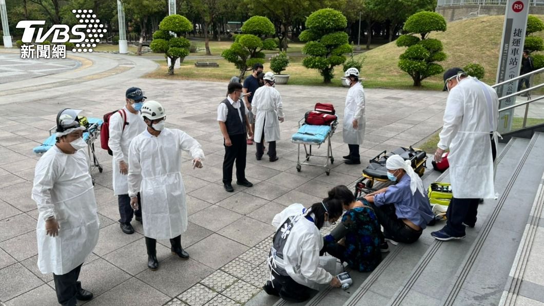 阿伯搭高捷扶梯突後仰！站務員急壓停止鈕　一家三口慘摔