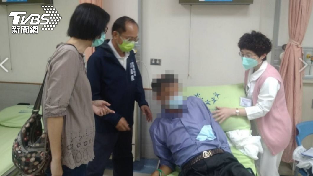 跌倒男子說疫情不敢握把手。(圖/TVBS)