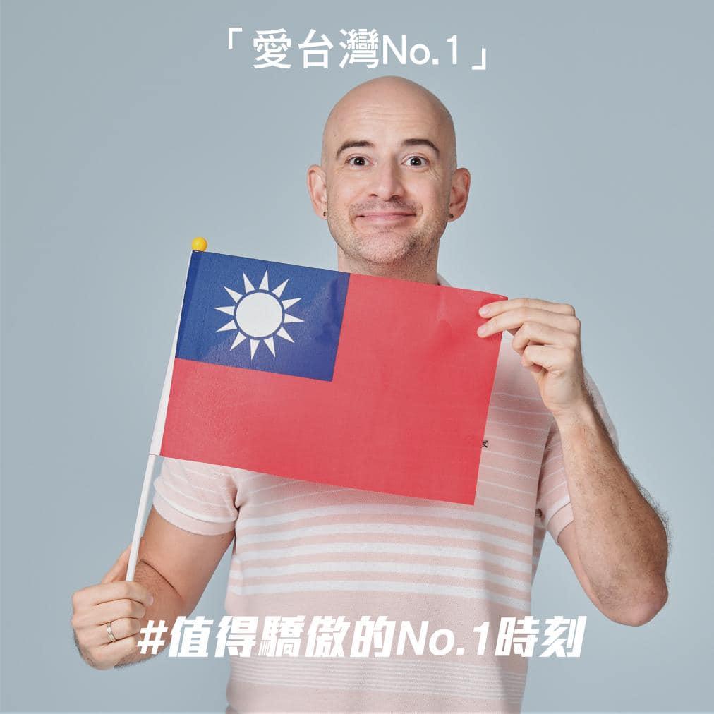 吳鳳2018年取得中華民國身分證,成為台灣人。(圖/翻攝自吳鳳臉書)
